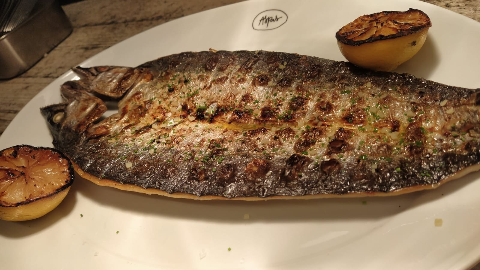 Resultado visual do peixe espalmado, mantendo estrutura e apresentação íntegra.