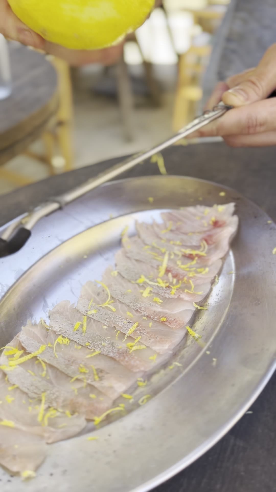 Do peixe inteiro ao prato: escala, filé, montagem e finalização como leitura completa do produto.