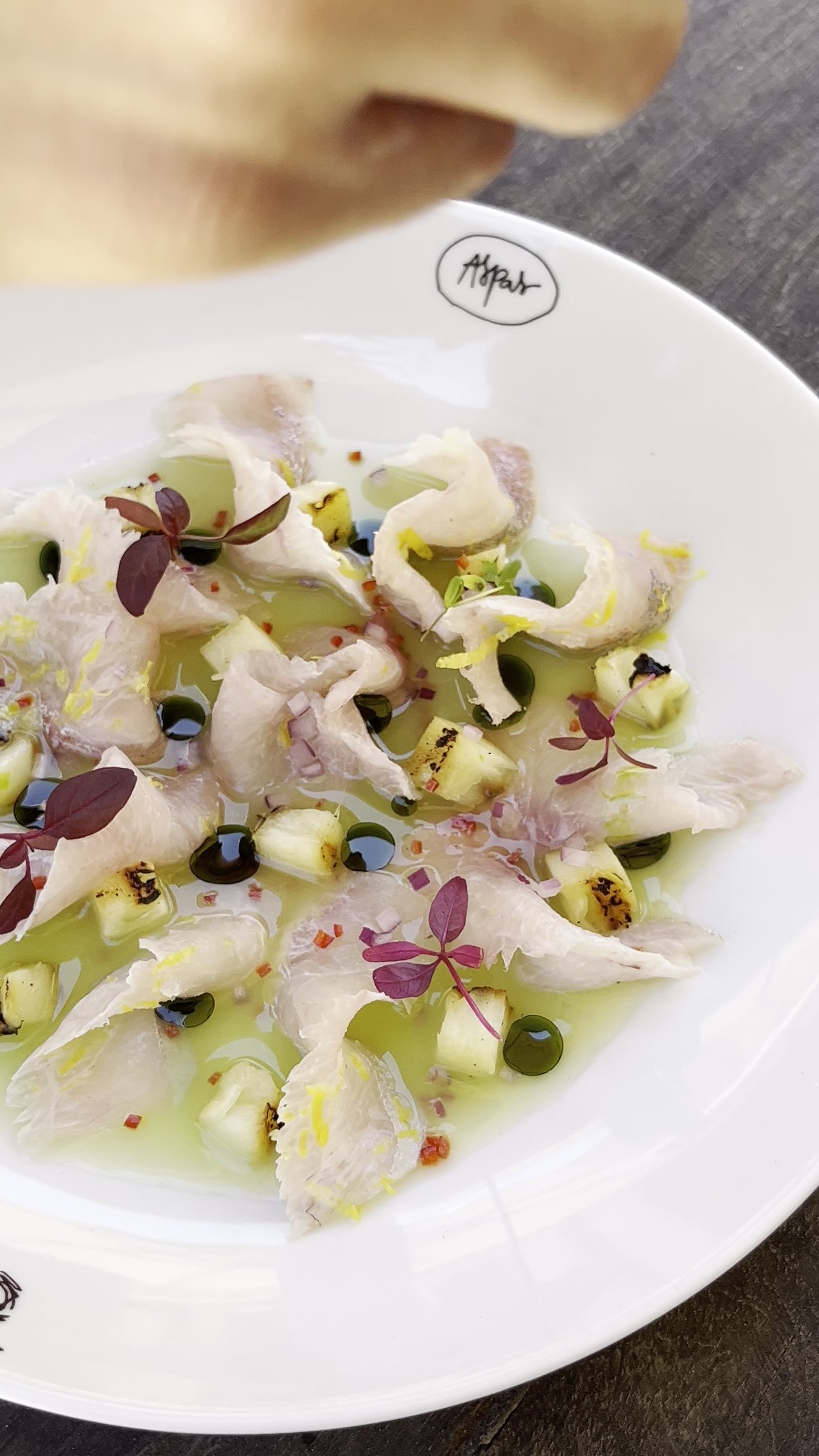 Do peixe inteiro ao prato: escala, filé, montagem e finalização como leitura completa do produto.